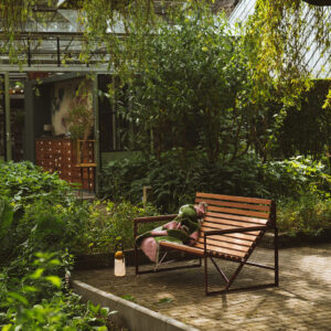 Weltevree PatioBench, een gepoedercoate bank met eucalyptushout